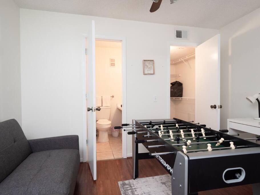 Spacious Condo Mins To Shands, University, & Downtown! 게인즈빌 외부 사진