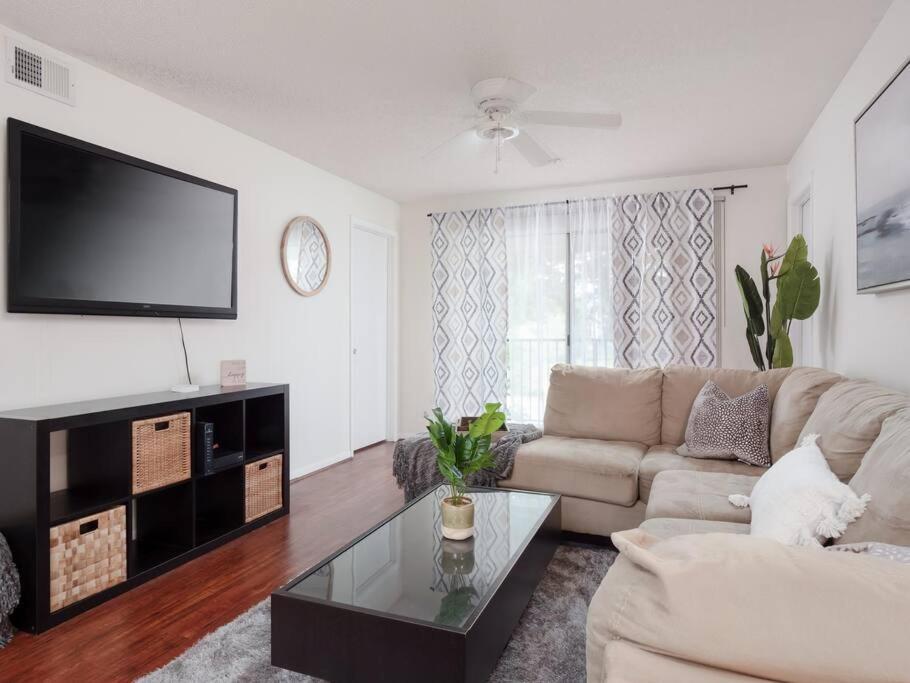 Spacious Condo Mins To Shands, University, & Downtown! 게인즈빌 외부 사진