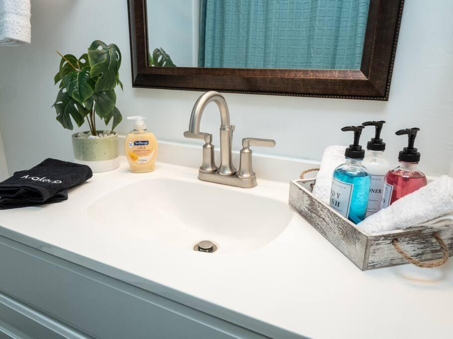 Spacious Condo Mins To Shands, University, & Downtown! 게인즈빌 외부 사진