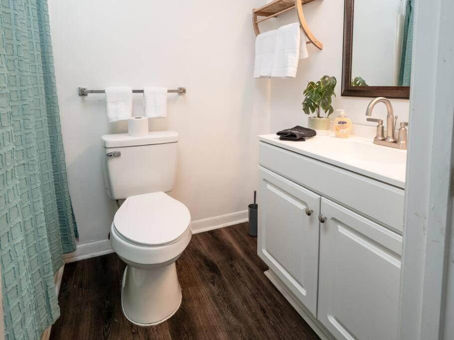 Spacious Condo Mins To Shands, University, & Downtown! 게인즈빌 외부 사진