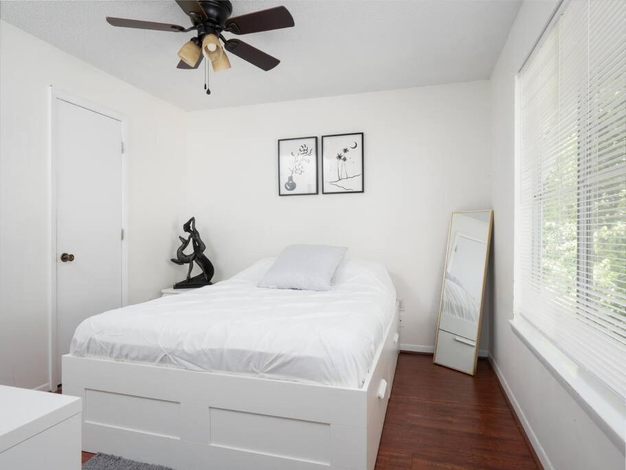 Spacious Condo Mins To Shands, University, & Downtown! 게인즈빌 외부 사진